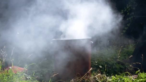 Jardim Casa Queima Lixo Incinerador Bin Tiro Largo Zoom Câmera — Vídeo de Stock