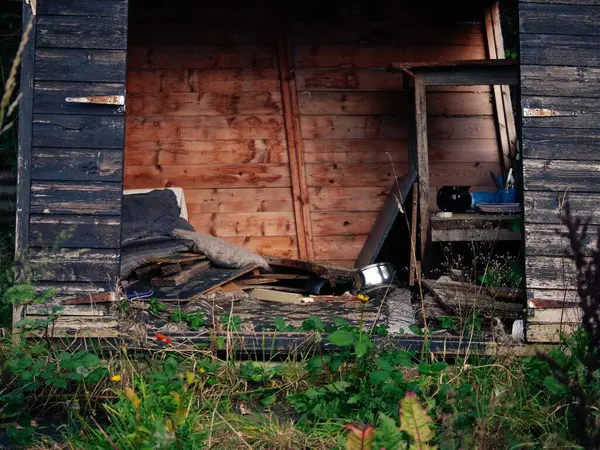 Homeless Sleeping Bag Derelict Shed Building Wide Shot Selective Focus — Stock Photo, Image