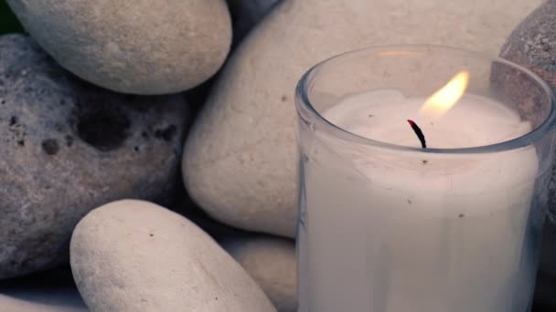 放松Zen蜡烛和石头冥想显示近距离缩放慢动作选择性聚焦 — 图库视频影像