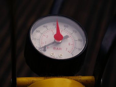 Patlak lastik göstergesi için ayak pompası seçici odak noktası