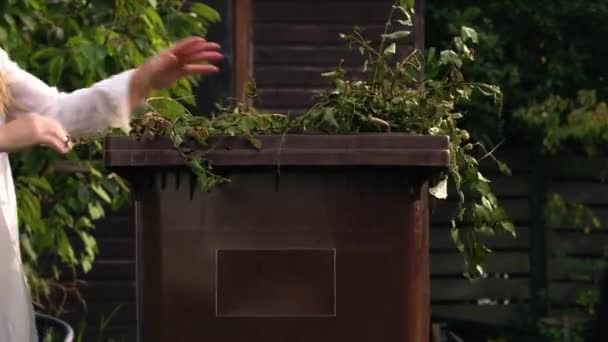Poner Residuos Jardín Cubo Ruedas Del Consejo Para Jardín Zoom — Vídeos de Stock