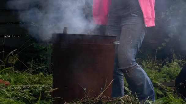 Wanita Menggunakan Tempat Sampah Insinerator Untuk Membuang Sampah Wide Shot — Stok Video