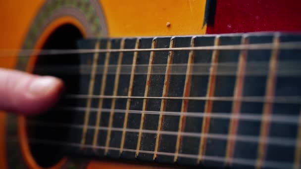 Músico Tocando Guitarra Acústica Close Tiro Câmera Lenta Tiro Foco — Vídeo de Stock