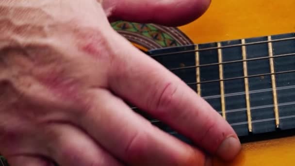Muzyk Gra Gitarze Akustycznej Zbliżenie Strzał Zwolniony Ruch Strzał Selektywny — Wideo stockowe