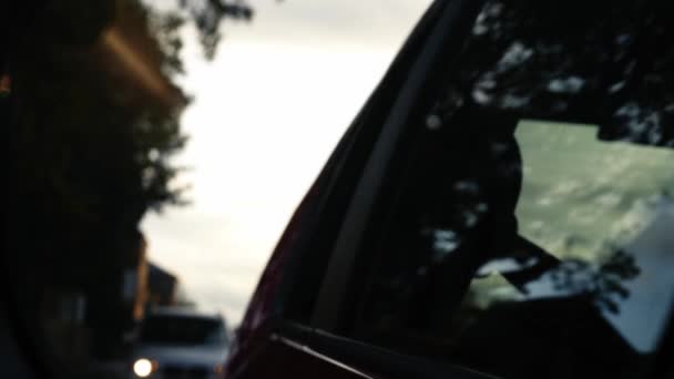 Проїзд Міській Вулиці Через Вигляд Автомобільного Крила Заднього Дзеркала Збільшує — стокове відео