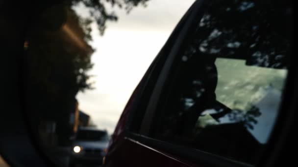Dirigir Pela Rua Urbana Através Vista Espelho Traseiro Asa Carro — Vídeo de Stock