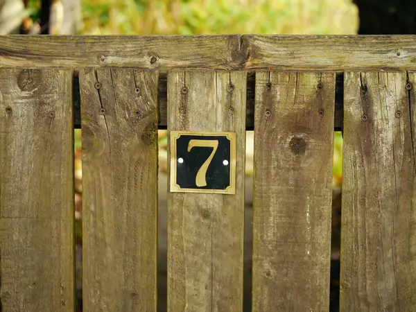 7 numara, ev kapısının ortalarında seçici bir odak noktası.