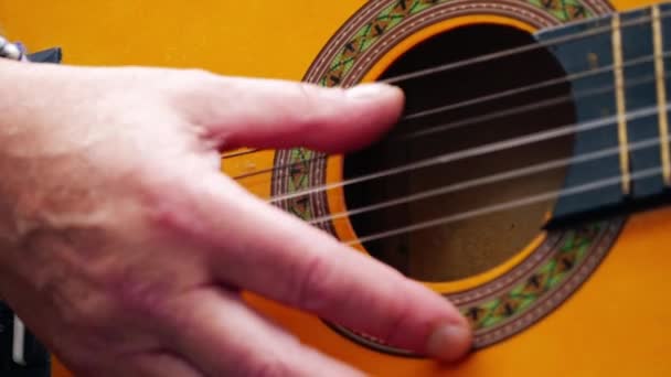 音乐人弹奏声吉他特写镜头慢动作缩放镜头选择性聚焦 — 图库视频影像