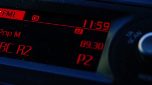Sintonizador Rádio Carro Para Rádio Bbc Inglaterra Close Panning Shot — Vídeo de Stock