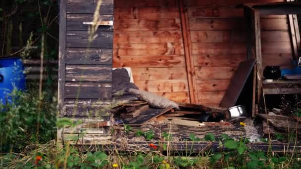 Бездомний Спальний Мішок Дерев Яному Сараї Будівельний Панорамний Вибірковий Фокус — стокове відео