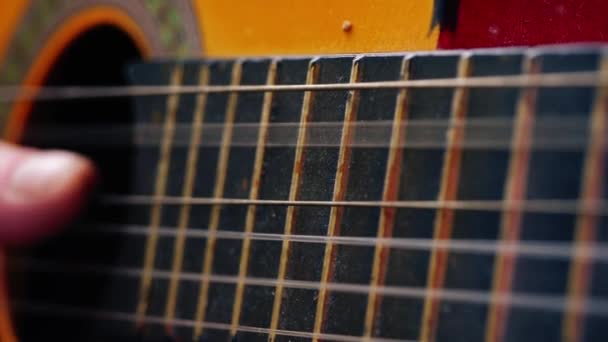 アコースティックギターを演奏するミュージシャンは ショットスローモーション4Kショット選択焦点を閉じます — ストック動画