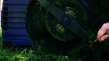 Elektrikli çim biçme makinesinin temizleme bıçakları 4k 'lık seçici odak noktasını kapatın