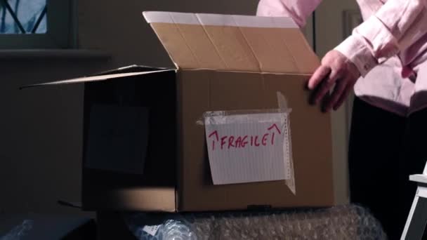 Mudándose Casa Con Cajas Cartón Zoom Tiro Medio Enfoque Selectivo — Vídeos de Stock
