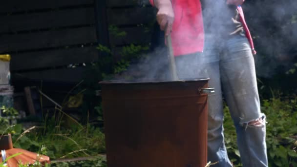 Kobieta Używająca Spalarni Śmieci Pozbywania Się Śmieci Średnio Wystrzelony Slow — Wideo stockowe