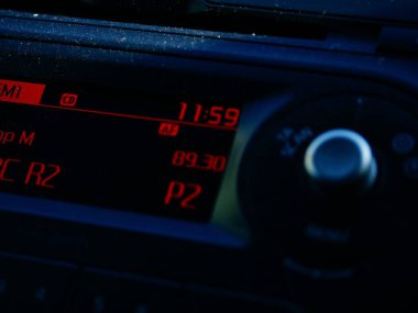 Araba radyosundan İngiltere 'deki BBC radyosu 2' ye. Seçici odak Dewsbury West Yorkshire UK 'i kapatın. 16 Ağustos 23 