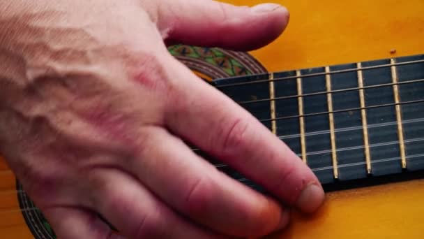 アコースティックギターを演奏するミュージシャンは ショットスローモーション4Kショット選択焦点を閉じます — ストック動画
