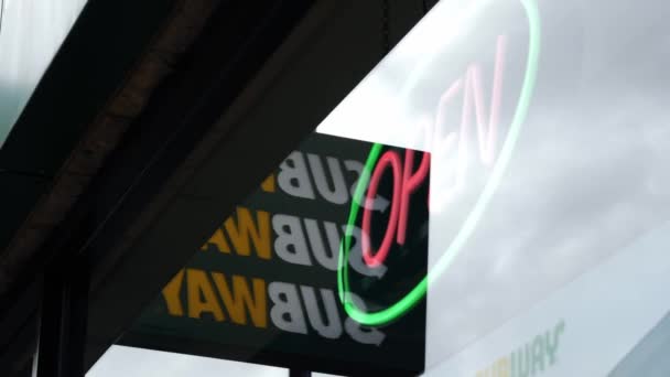 Subway Fast Food Restaurante Window Open Sign Panning Shot Zoom — Vídeo de stock