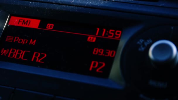 Bil Radio Tuner Till Bbc Radio England Närbild Panorering Skott — Stockvideo