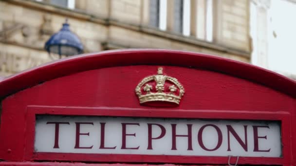 イギリスの赤い電話ブース 中型4Kパンニングショット選択フォーカス — ストック動画