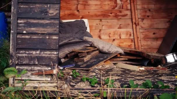 Terk Edilmiş Bir Kulübede Evsiz Bir Uyku Tulumu Seçici Odaklı — Stok video