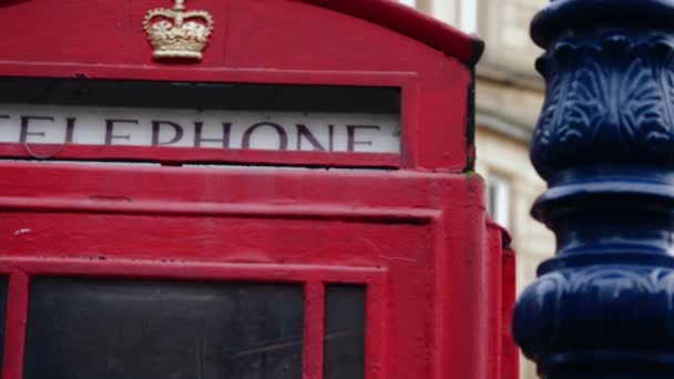 Rote Telefonzelle Großbritannien Mittlerer Schwenk Zoomaufnahme Selektiver Fokus — Stockvideo