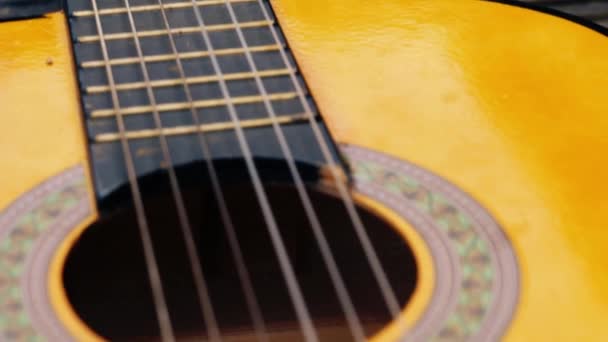 古典吉他弦和烦躁中镜头缩放选择性聚焦 — 图库视频影像