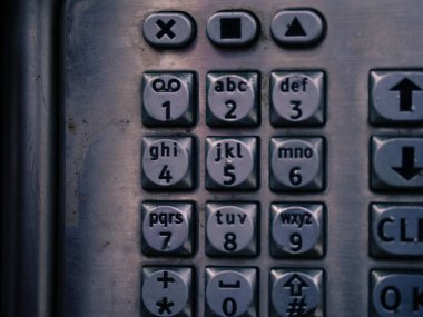 İngiltere 'de ankesörlü telefon kulübesi numaraları seçici odaklı yakın çekim 