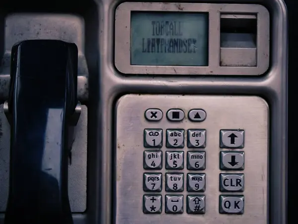 İngiltere 'deki ankesörlü telefon kulübesi çevirme numaraları seçici odak noktası 