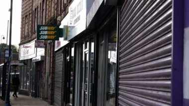 Ana caddedeki metro fast food restoranı 4k zoom seçici odak Dewsbury West Yorkshire UK 29 Ekim 2023