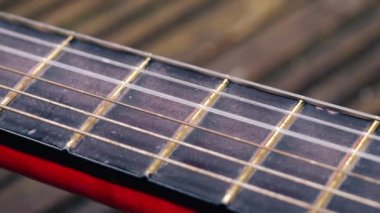 Klasik gitar telleri ve frets makro panning shot zoom seçici odaklamayı kapatır