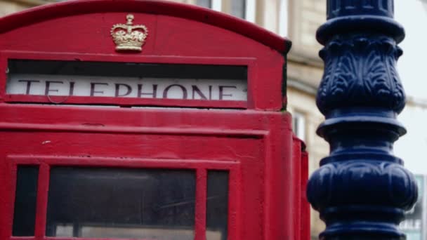 イギリスの赤い電話ブース パンニング4Kショット選択的な焦点 — ストック動画