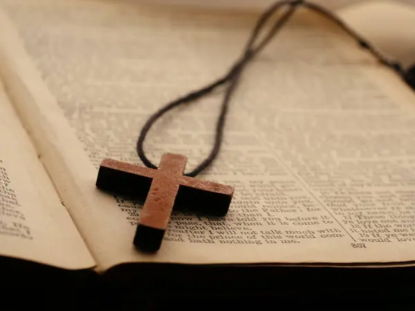Tahta haçlı kutsal İncil. Yakın çekim. Dewsbury West Yorkshire İngiltere 26 Haziran 2023.