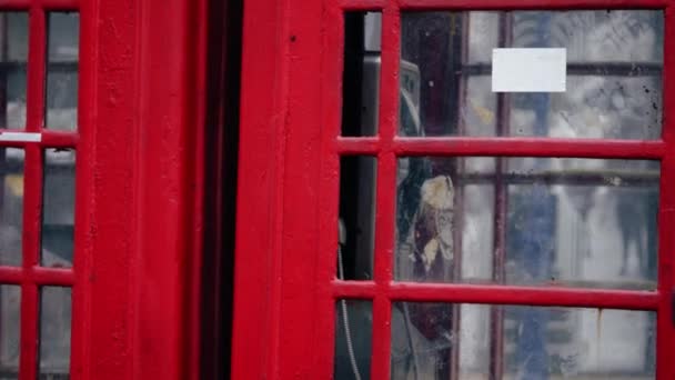 Cabina Telefonica Rossa Gran Bretagna Medio Panning Tiro Fuoco Selettivo — Video Stock