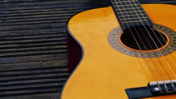 Klasik Gitar Telleri Frets Ortam Panning Shot Seçici Odak — Stok video