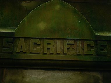 Ortalama seçici odak noktasına savaş anıtı kazınmış.