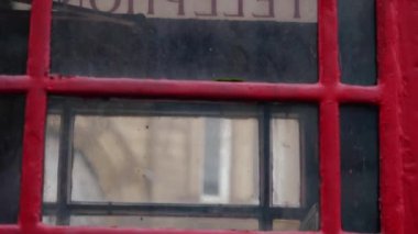 İngiltere 'deki kırmızı telefon kulübesi orta eğik zoom görüntüsü seçici odak noktası 