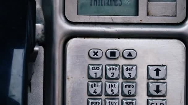 在英国 付费电话亭拨号数字缩小缩放倾斜 拍摄选择性焦距 — 图库视频影像