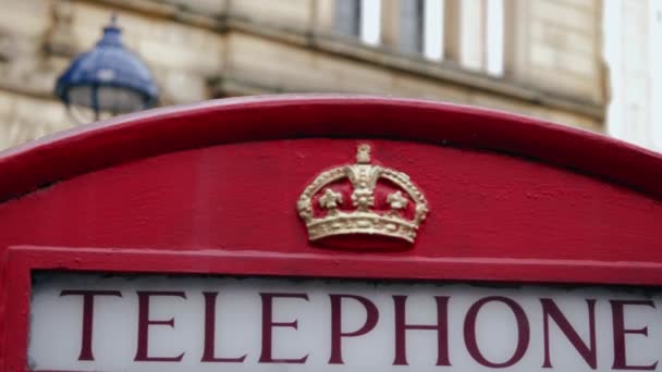 イギリスの赤い電話ブース 中型ズームパンニングショット選択フォーカス — ストック動画