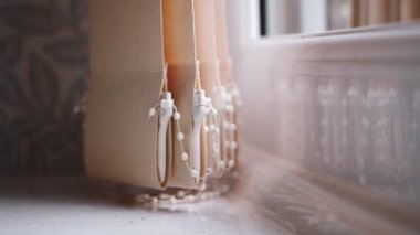 Evin penceresinde panjurlar asılı. Orta yakınlaştırma seçici odak noktası.