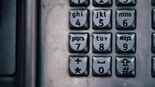 イギリスのペイフォン電話ブースダイヤルディジットズームタイルを閉じ 選択的な焦点を撮影 — ストック動画