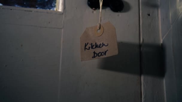Label Kunci Untuk Pintu Dapur Menggantung Close Shot Selektif Focus — Stok Video