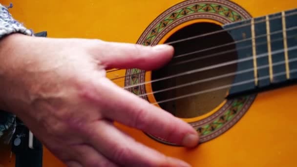 Musiker Spielt Akustikgitarre Nahaufnahme Schuss Zeitlupe Schuss Selektiver Fokus — Stockvideo