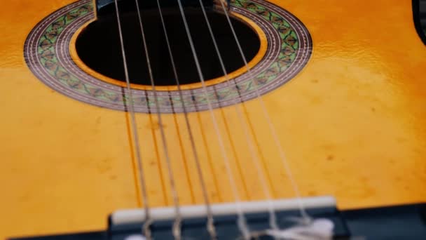 古典吉他手弦与中弹4K选择性聚焦 — 图库视频影像