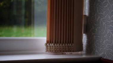 Evin penceresinde panjurlar asılı 4k ekran seçici odak noktası