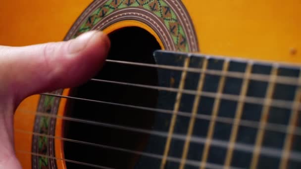 Hudebník Hraje Akustickou Kytaru Zblízka Záběr Zpomalený Zoom Záběr Selektivní — Stock video