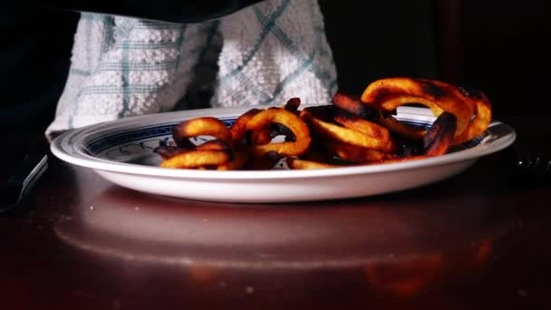 Serving Burned Charred Dinner Close Zoom Shot Selective Focus — Stock Video