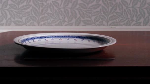Setting Table Single Person Dinner Zoom Medium Shot Selective Focus — Stock Video
