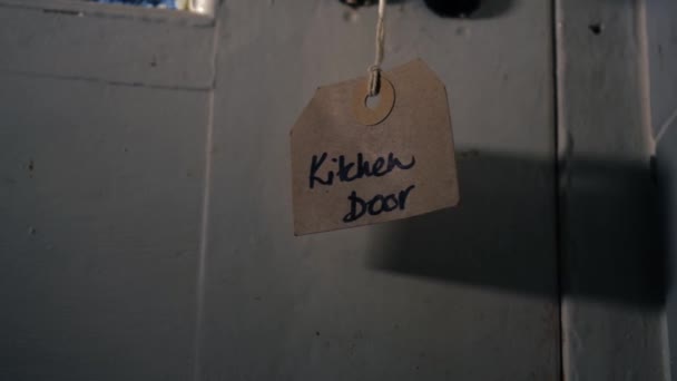 厨房门上挂有近视缩放镜头选择焦点的关键标签 — 图库视频影像