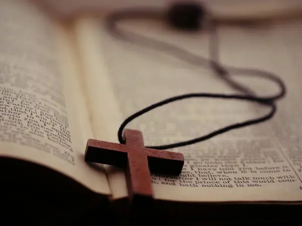 Tahta haçlı kutsal İncil. Yakın çekim. Dewsbury West Yorkshire İngiltere 26 Haziran 2023.