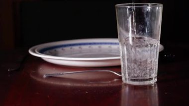 Tek kişilik öğle yemeği hazırlıyorum. 4K seçici odak noktası.